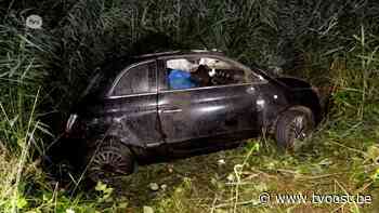 Jong koppel zwaargewond nadat auto over de kop gaat in Stekene - TV Oost