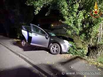 Paderno Dugnano, auto contro albero 39enne grave a Niguarda | FOTO - Il Notiziario - Il Notiziario