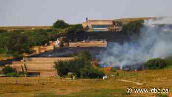 Bush fire at southern Alberta tourist attraction prompts evacuation