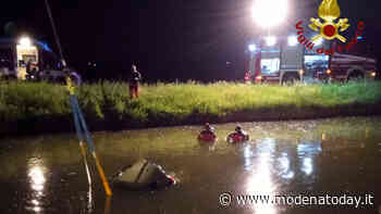 Soliera. Auto finisce nel canale colmo d'acqua. Illesi i tre occupanti - ModenaToday