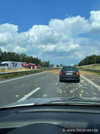Gekantelde vrachtwagen én lading aardappelen versperren snelweg in Lichtervelde - Focus en WTV