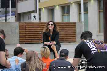 It’s a tie: Saskatoon wins vaccine re-challenge, Regina mayor films lip-sync video with residents - moosejawtoday.com