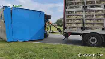 Kippenvrachtwagen kantelt in Bocholt - TV Limburg