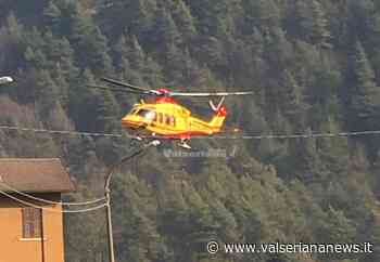 Cade da una scala in una zona impervia a Clusone, sul posto l'elisoccorso - Valseriana News