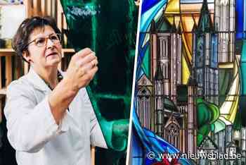 De drie torens schitteren in dit glasraam van Gents atelier: “Het is nog een echt ambacht”