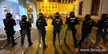 Krawallnacht in Augsburg: Vier Verdächtige ermittelt - einer ruft bei Hotline an - FOCUS Online