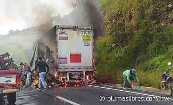 Saquean tráiler incendiado lleno de cervezas, en Cumbres de Maltrata - plumas libres
