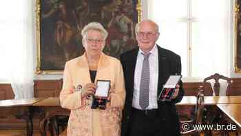 Ehepaar aus Bamberg bekommt Bundesverdienstkreuz verliehen - BR24