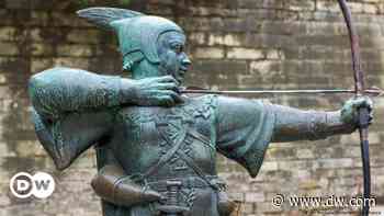 Merry nudists disturb visitors in Robin Hood's Sherwood Forest | DW | 06.08.2021 - DW (English)