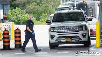 Border guards, Ottawa reach tentative deal days before travel restrictions ease