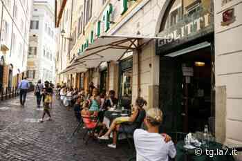 Rallenta la crescita dei contagi: indice Rt fermo ma sale l'incidenza. Boom tra i giovani - TG La7