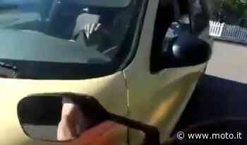 Auto vs moto: per il biker non è bastato neanche stare fermo [VIDEO VIRALE] - Moto.it