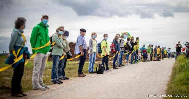 Menschenkette gegen Braunkohle am Tagebau Garzweiler