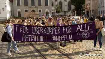 Für Frauenrechte: Oben-ohne-Demonstration in Augsburg - BR24