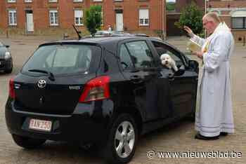 Drukke tijden voor priesters, en niet alleen door uitgestelde huwelijken en doopsels: “Jonge mensen vinden het opnieuw belangrijk om woning te laten zegenen”