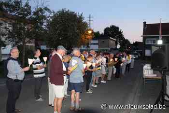 Traditionele bid- en lichtprocessie trekt door de straten