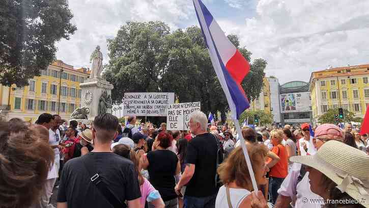 Pass sanitaire : 10.000 opposants manifestent à Nice - France Bleu