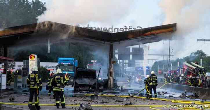 Auto rast in Autobahn-Tankstelle