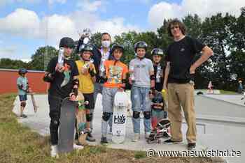 Gemeente deelt drinkflessen uit aan skaters om zwerfvuil te verminderen
