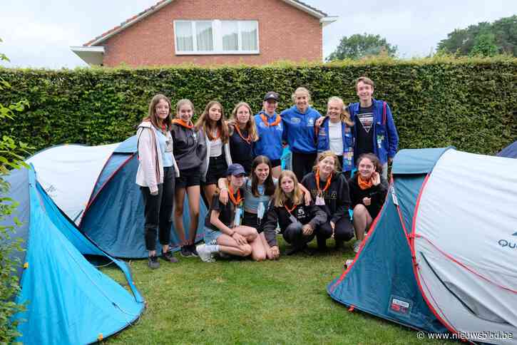 Vijf tentjes in de tuin van Ingrid en Werner