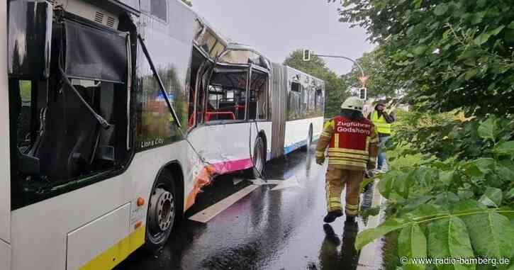 Lkw prallt nahe Hannover in Linienbus – Ein Toter