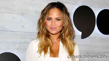 Chrissy Teigen goes to therapy twice a week, posts pic from Obama bash