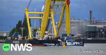 Gezonken sleepboot in de haven van Antwerpen is geborgen - VRT NWS