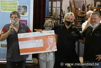 Dienstencentrum Beukenveld ontvangt 550 euro van dartsvereniging