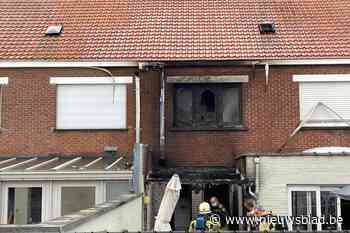 Achterzijde van woning raakt zwaar beschadigd door brand - Het Nieuwsblad