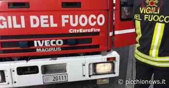 Matelica, macchina rimane incastrata lungo la via Parrocchia. Il guidatore bloccato all'interno - Picchio News - Il giornale tra la gente per la gente - Picchio News