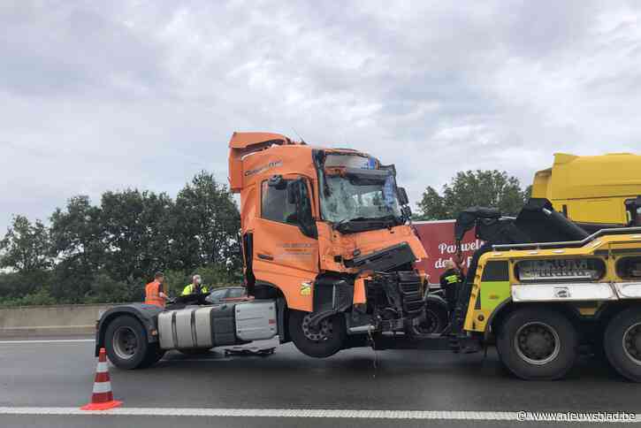 Uur aanschuiven na ongeval met vrachtwagens