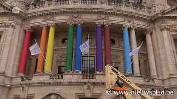Werkmannen geven zuilen op het Operaplein de regenboogkleuren