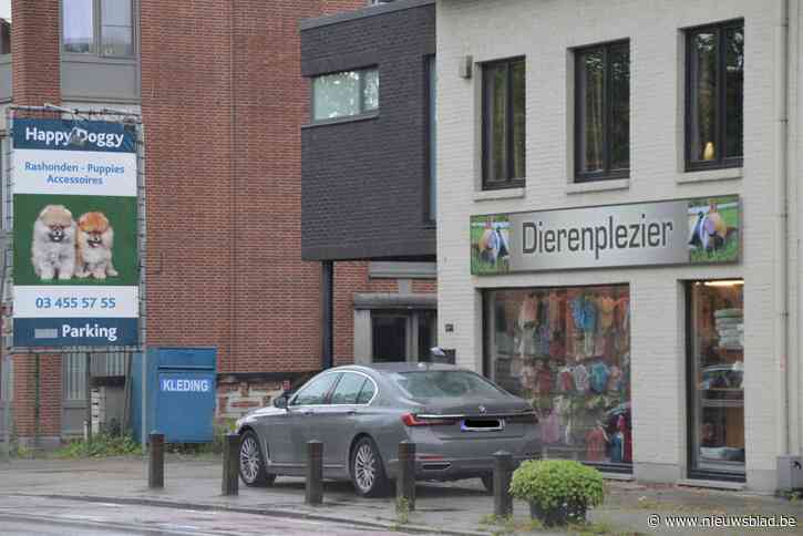 Twintig klacht wegens ‘blafhinder’ tegen Boechoutse honderverkoper: “Decibels vergelijkbaar met luchthaven Deurne”