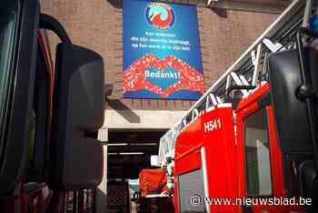 Bestelwagen brandt uit op parking