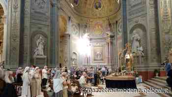 Carpi, duomo gremito per l'addio a don Cavazzuti - La Gazzetta di Modena