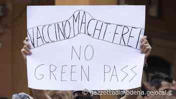 Modena, come ad Auschwitz: “Vaccino macht frei” Bufera sul cartello choc dei no green pass - La Gazzetta di Modena