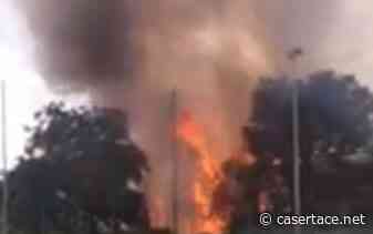 Enorme incendio tra Capua e Bellona. Vigili del fuoco bloccati da altri roghi nel casertano - CasertaCE