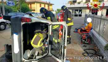 FORLI': Auto fuori strada, vigili del fuoco estraggono il ferito dall'abitacolo | FOTO - Teleromagna24