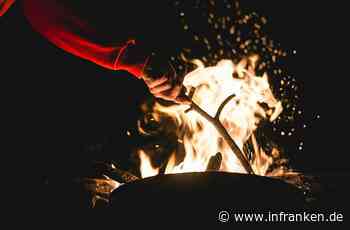 Kurioser Vorfall in Bamberg: Mann (38) schürt Lagerfeuer am Waldrand und tanzt drum herum