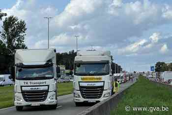 A12 richting Brussel tijdlang volledig versperd door ongeval in Aartselaar - Gazet van Antwerpen