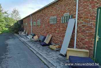 Sluikstorters dumpen volledige inboedel achter voetbalkantine VK Weerde: “Helaas weinig tegen te beginnen”