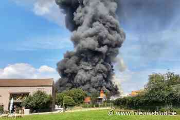 Uitslaande brand in bandencentrale kilometers ver te zien