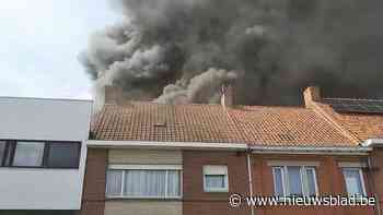 Uitslaande brand in autohandel kilometers ver te zien