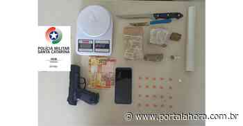 Polícia Militar estoura ponto de tráfico em Imbituba e apreende uma adolescente flagrada vendendo maconha, cocaína e ecstasy - Portal AHora