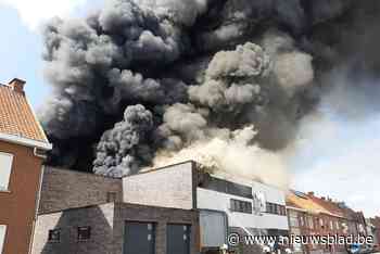 Zware brand legt bedrijfsgebouw in de as, brandweer kan aanpalende woningen vrijwaren