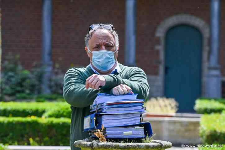 Heel zijn vakantie ging eraan op, maar Marc Van Ranst stond erop zichzelf te verdedigen tegen Willem Engel: “Dit kon ik met één hand op de rug winnen”