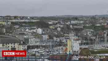 Coronavirus: Falmouth and Penryn see spike in cases - BBC News