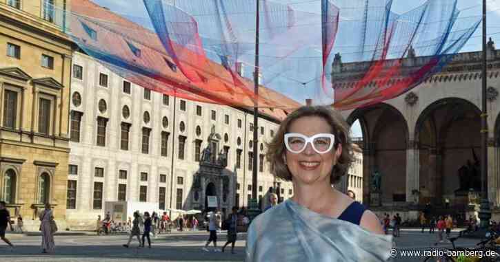 Schwebende Kunst über dem Münchner Odeonsplatz