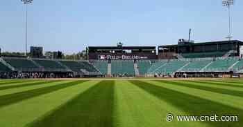 Kevin Costner visits Field of Dreams ahead of real Yankees, White Sox game     - CNET