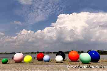 Spot de kleurrijke Fashion Balls in Antwerpen ter ere van de heropening van het MoMu - Weekend Knack